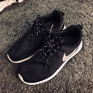 Black Nike Roshes